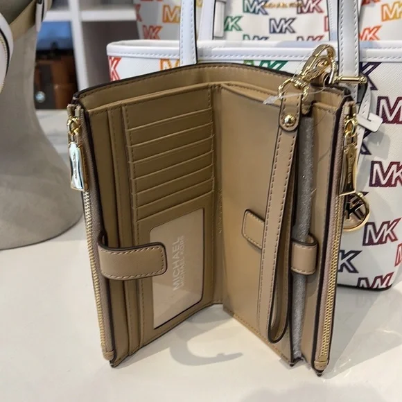 MICHAEL KORS LARGE DOUBLE ZIP WRISTLET WALLET PHONE CASE CLUTCH 
Camel Multi - Picture 13 of 16